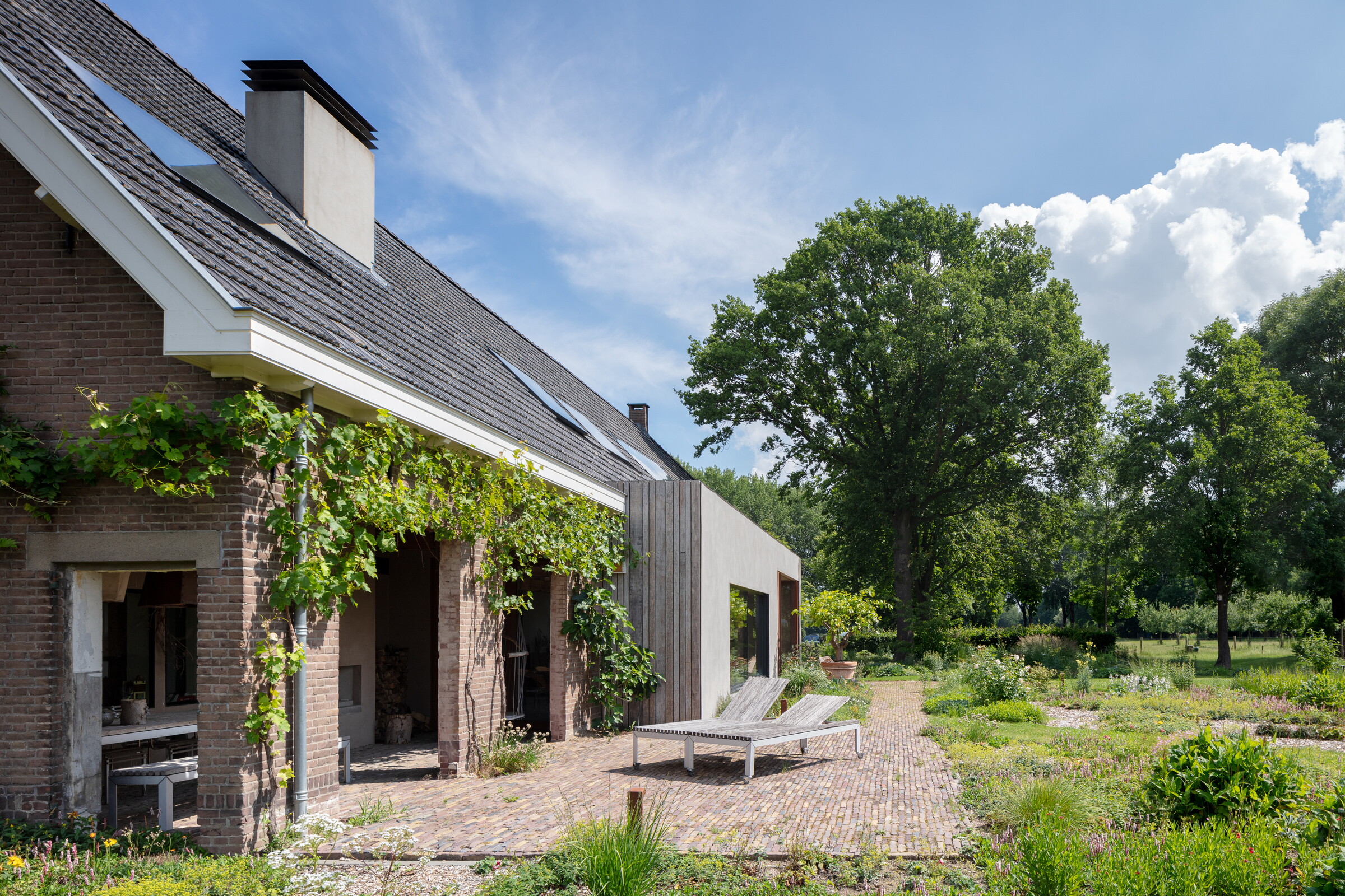 07-Zecc_Architecten-Farm_house-Utrecht-wood-concret.JPG